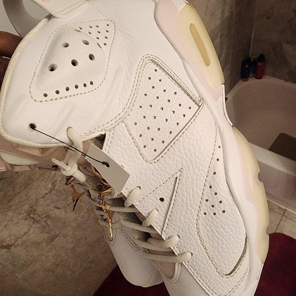 Air Jordan Woman 6 Retro Hoops - Picture 2 of 9